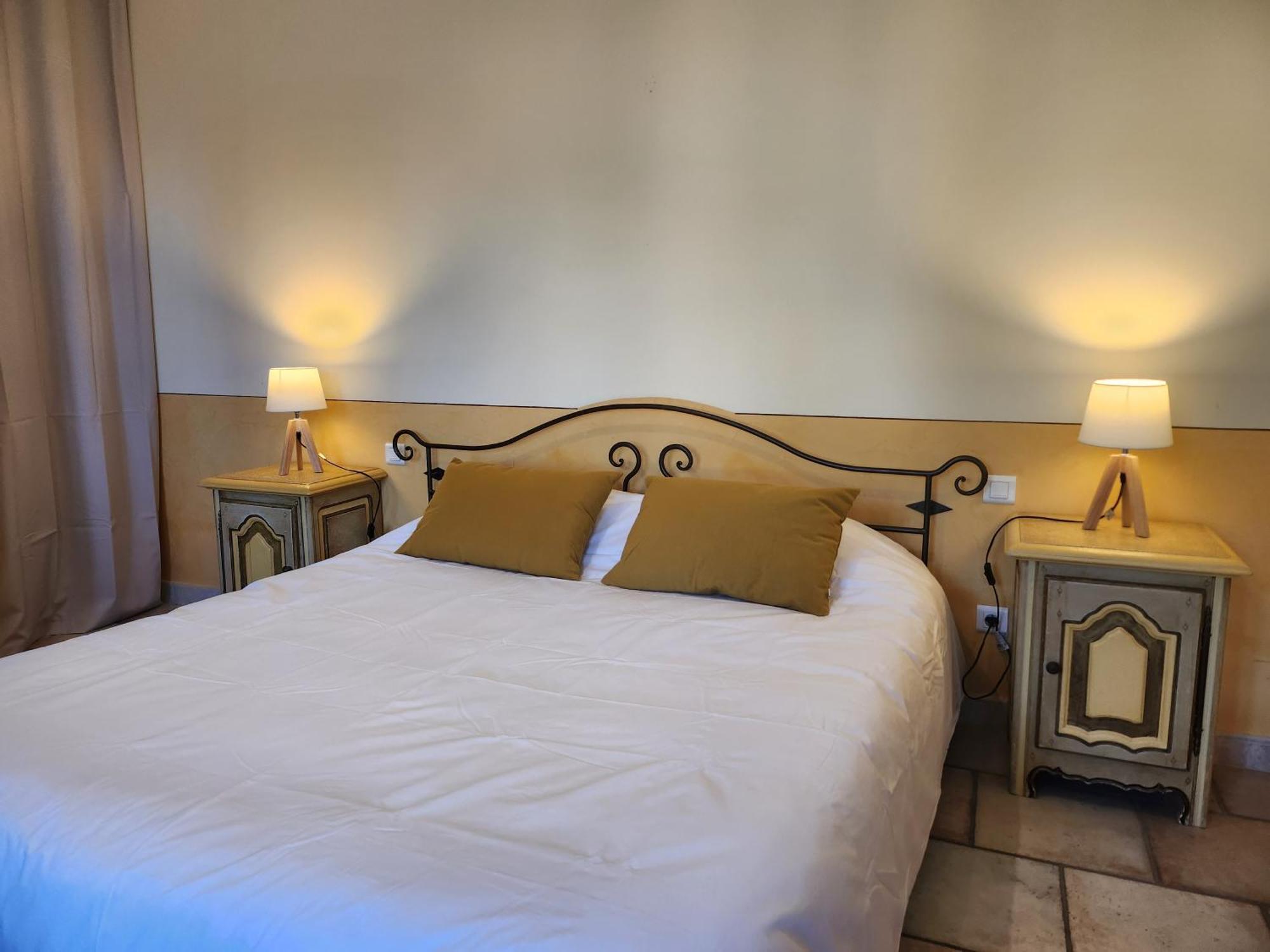 Domaine Les Gendalis Bed and Breakfast Saint-Saturnin-lès-Avignon Exteriör bild