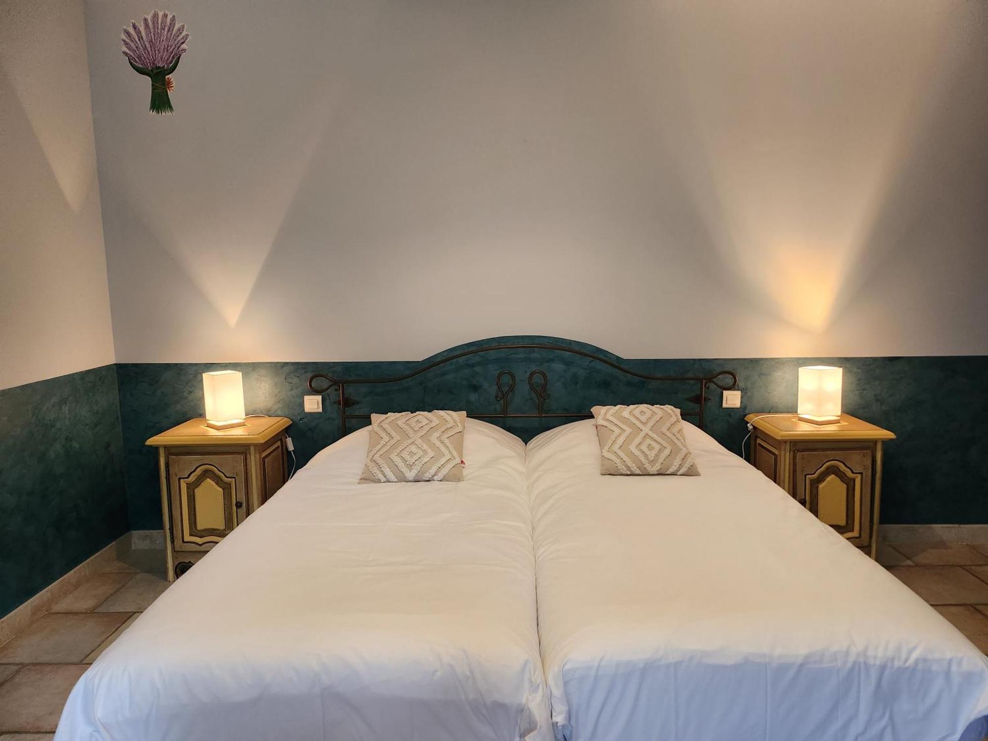 Domaine Les Gendalis Bed and Breakfast Saint-Saturnin-lès-Avignon Exteriör bild