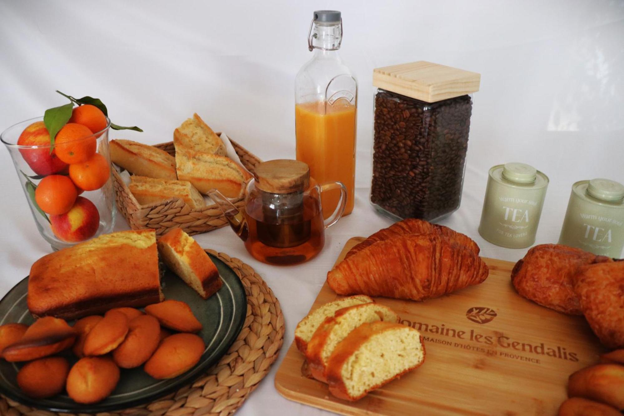 Domaine Les Gendalis Bed and Breakfast Saint-Saturnin-lès-Avignon Exteriör bild