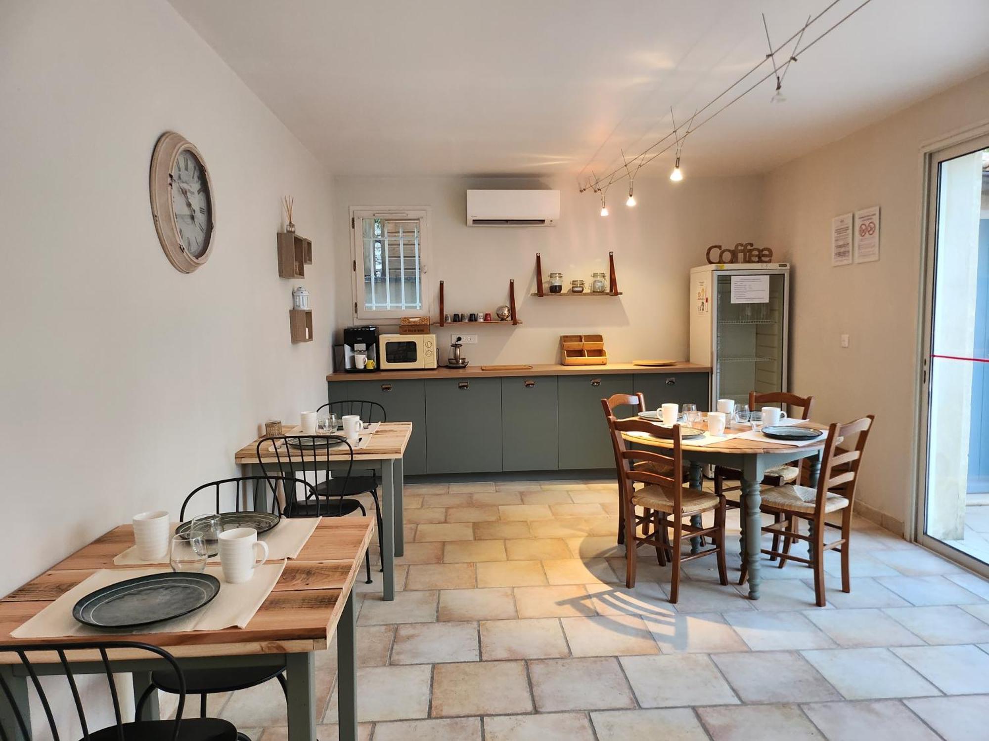 Domaine Les Gendalis Bed and Breakfast Saint-Saturnin-lès-Avignon Exteriör bild