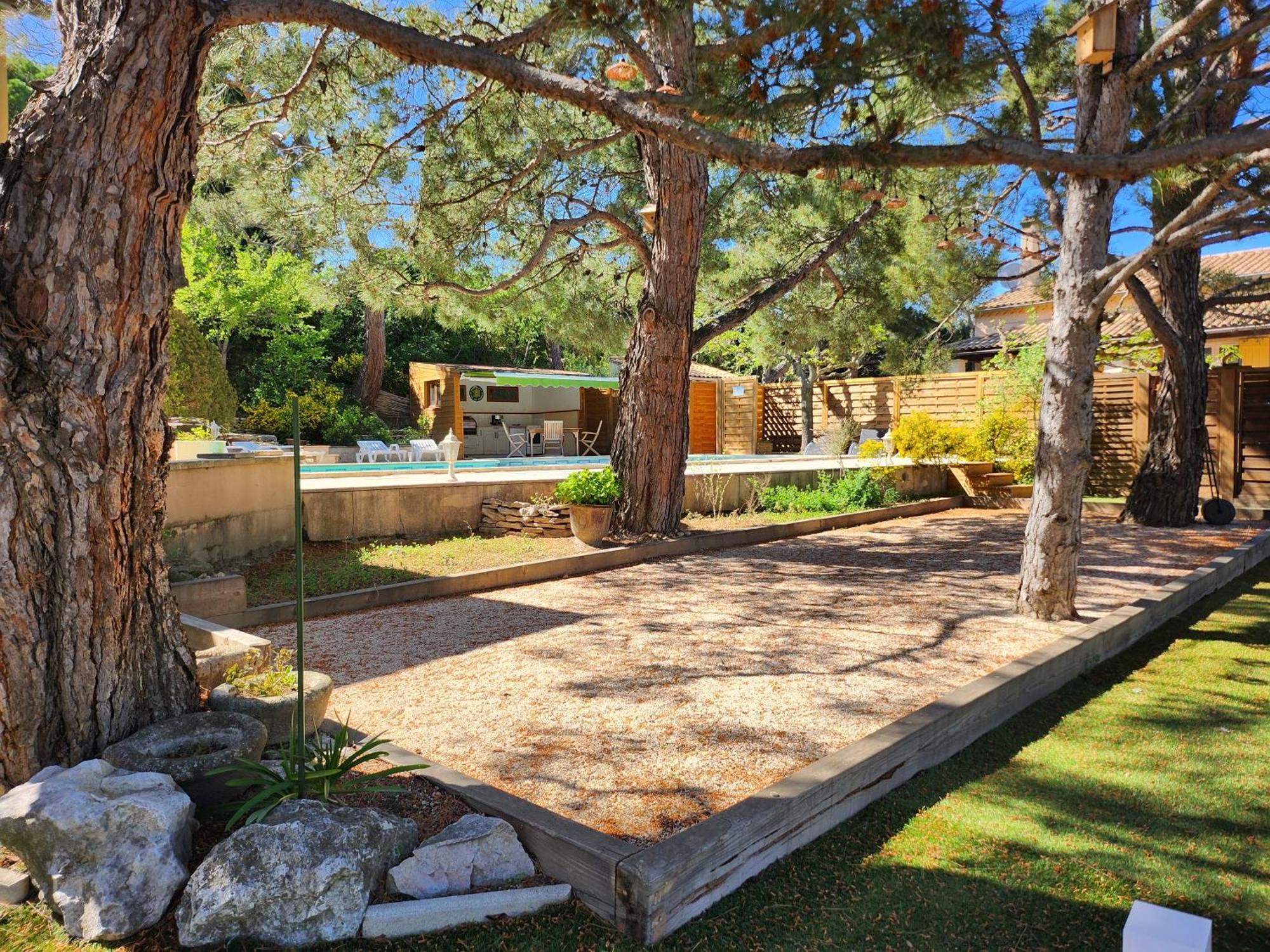 Domaine Les Gendalis Bed and Breakfast Saint-Saturnin-lès-Avignon Exteriör bild
