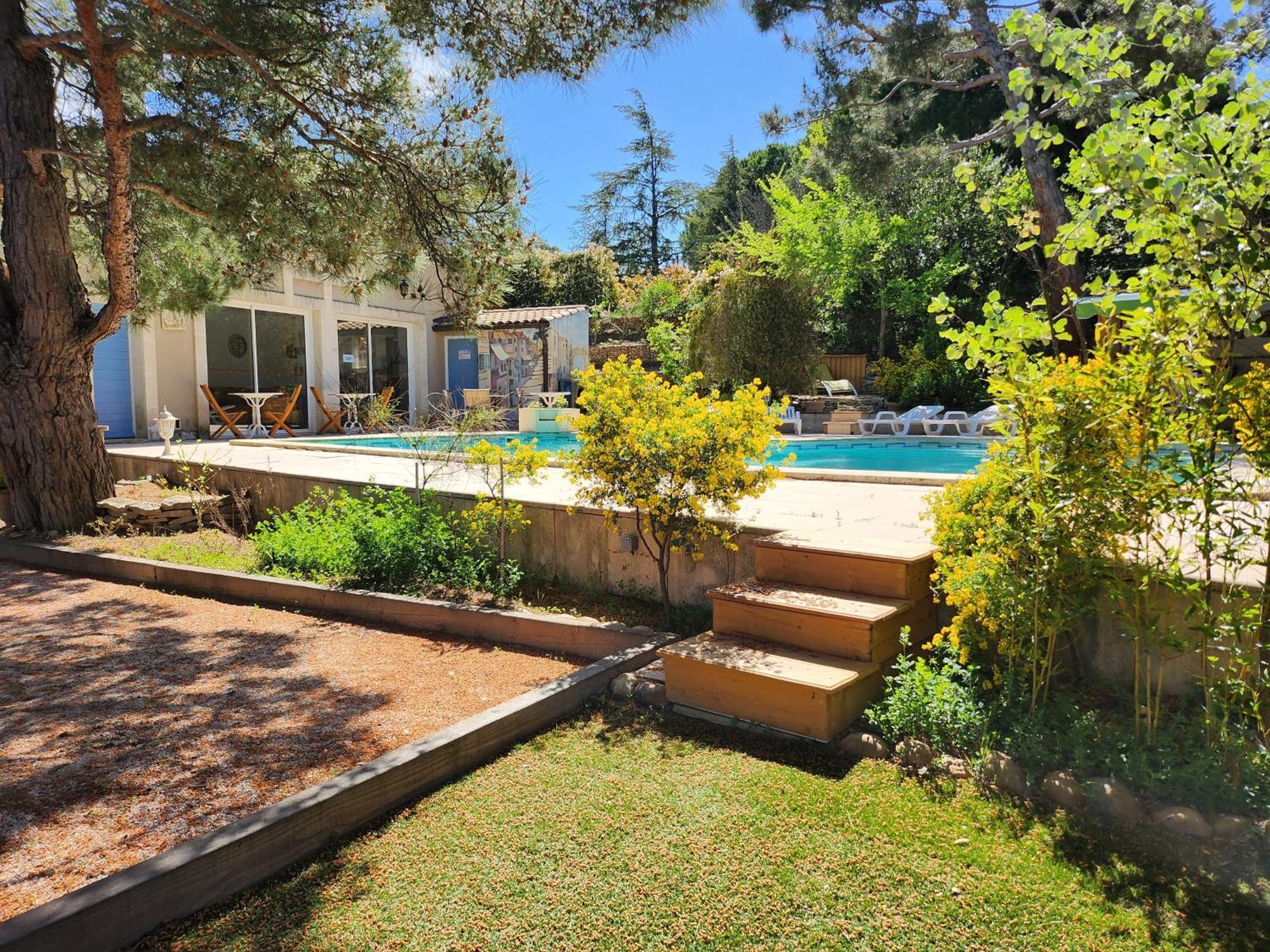 Domaine Les Gendalis Bed and Breakfast Saint-Saturnin-lès-Avignon Exteriör bild