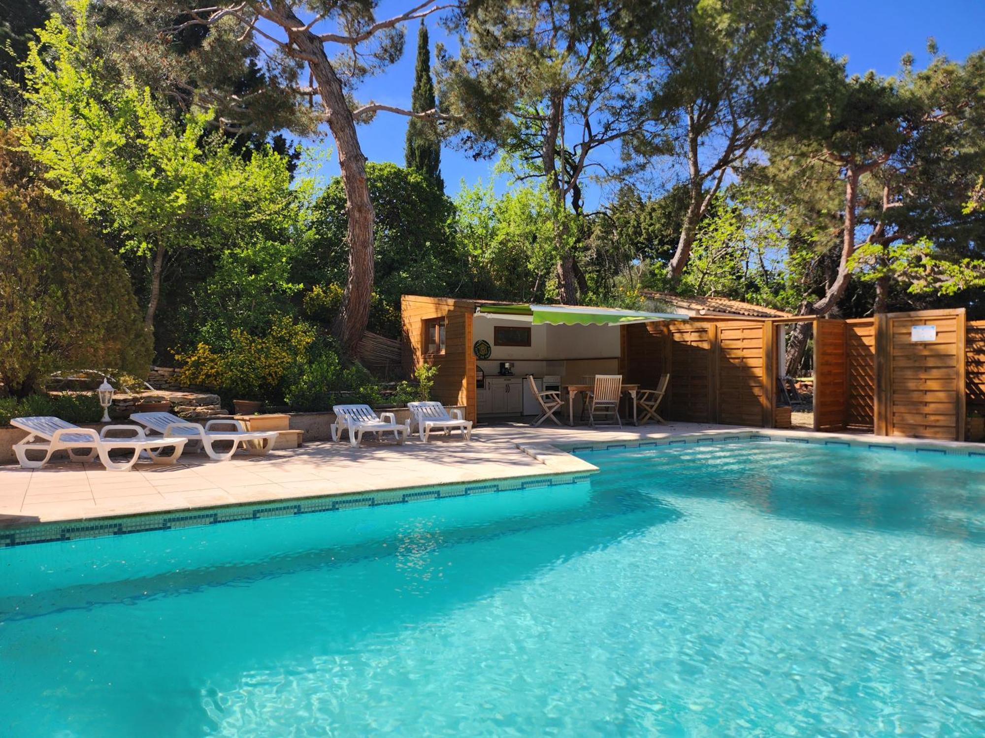 Domaine Les Gendalis Bed and Breakfast Saint-Saturnin-lès-Avignon Exteriör bild