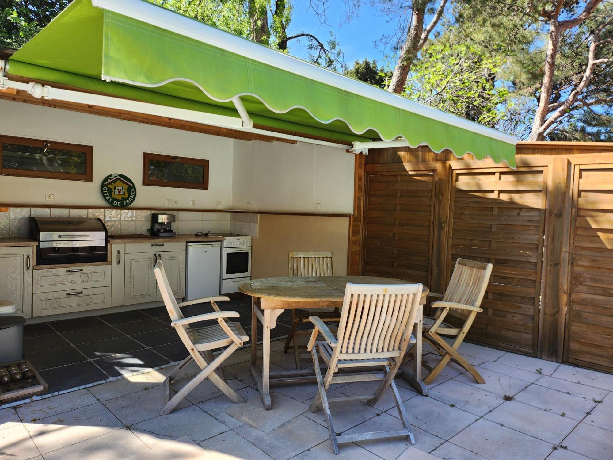 Domaine Les Gendalis Bed and Breakfast Saint-Saturnin-lès-Avignon Exteriör bild