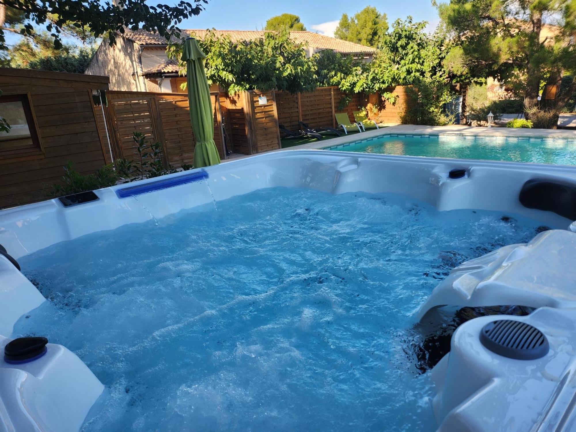 Domaine Les Gendalis Bed and Breakfast Saint-Saturnin-lès-Avignon Exteriör bild